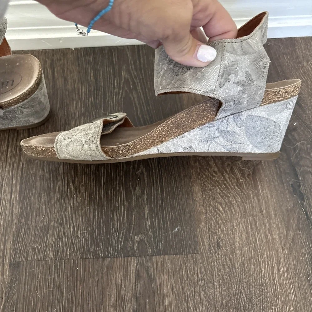 Taos Carousel 2 Gray Suede Floral Wedge Heel Ankle Strap Sandal Women 9/9.5 MINT